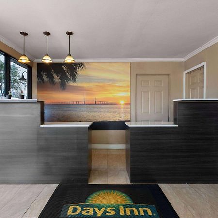 Days Inn By Wyndham St. Petersburg Central Екстер'єр фото