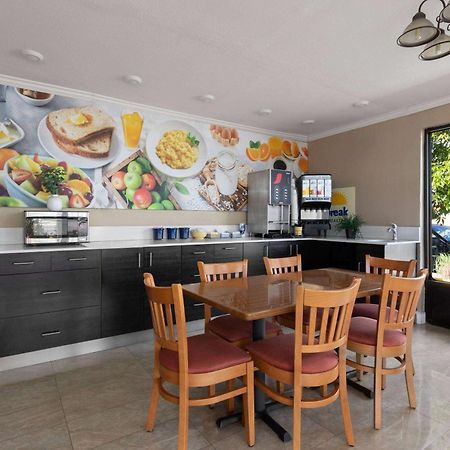 Days Inn By Wyndham St. Petersburg Central Екстер'єр фото