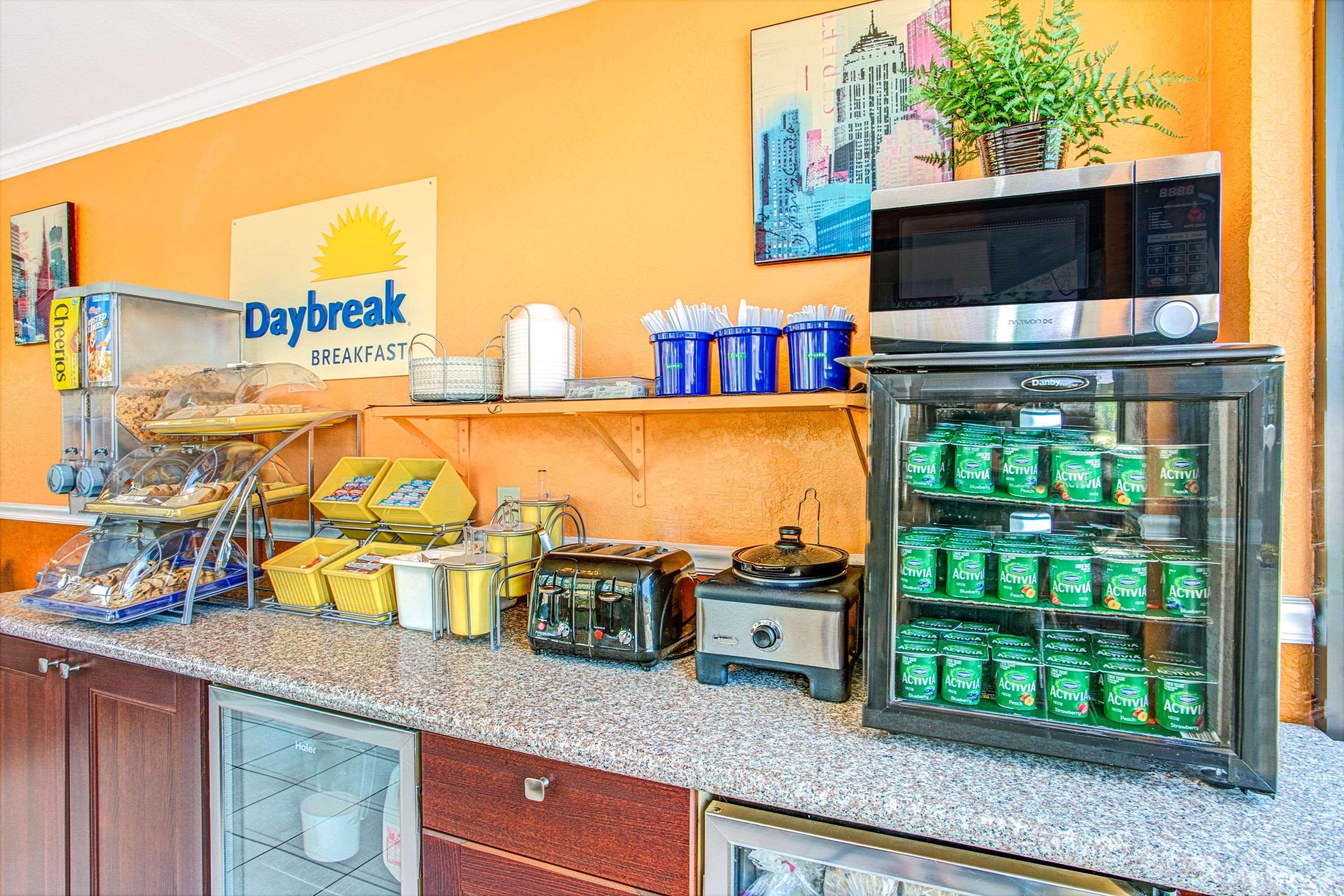 Days Inn By Wyndham St. Petersburg Central Екстер'єр фото
