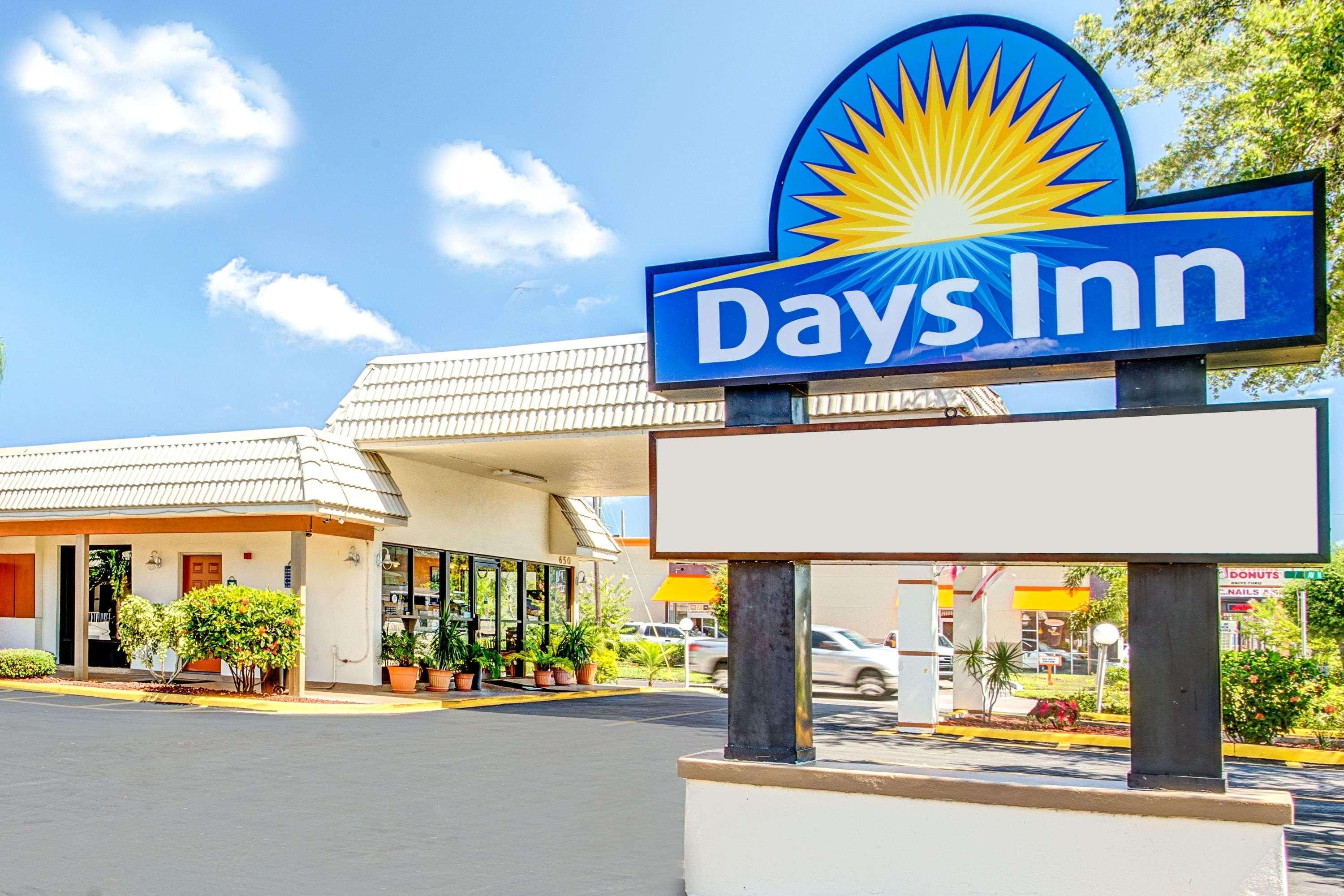 Days Inn By Wyndham St. Petersburg Central Екстер'єр фото