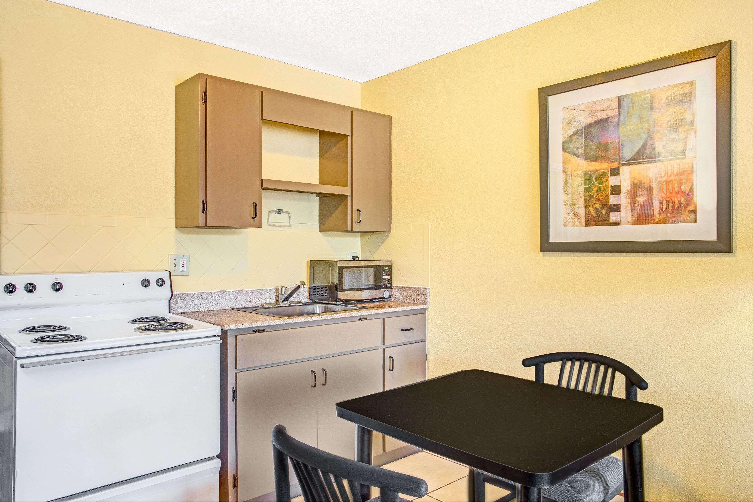 Days Inn By Wyndham St. Petersburg Central Екстер'єр фото