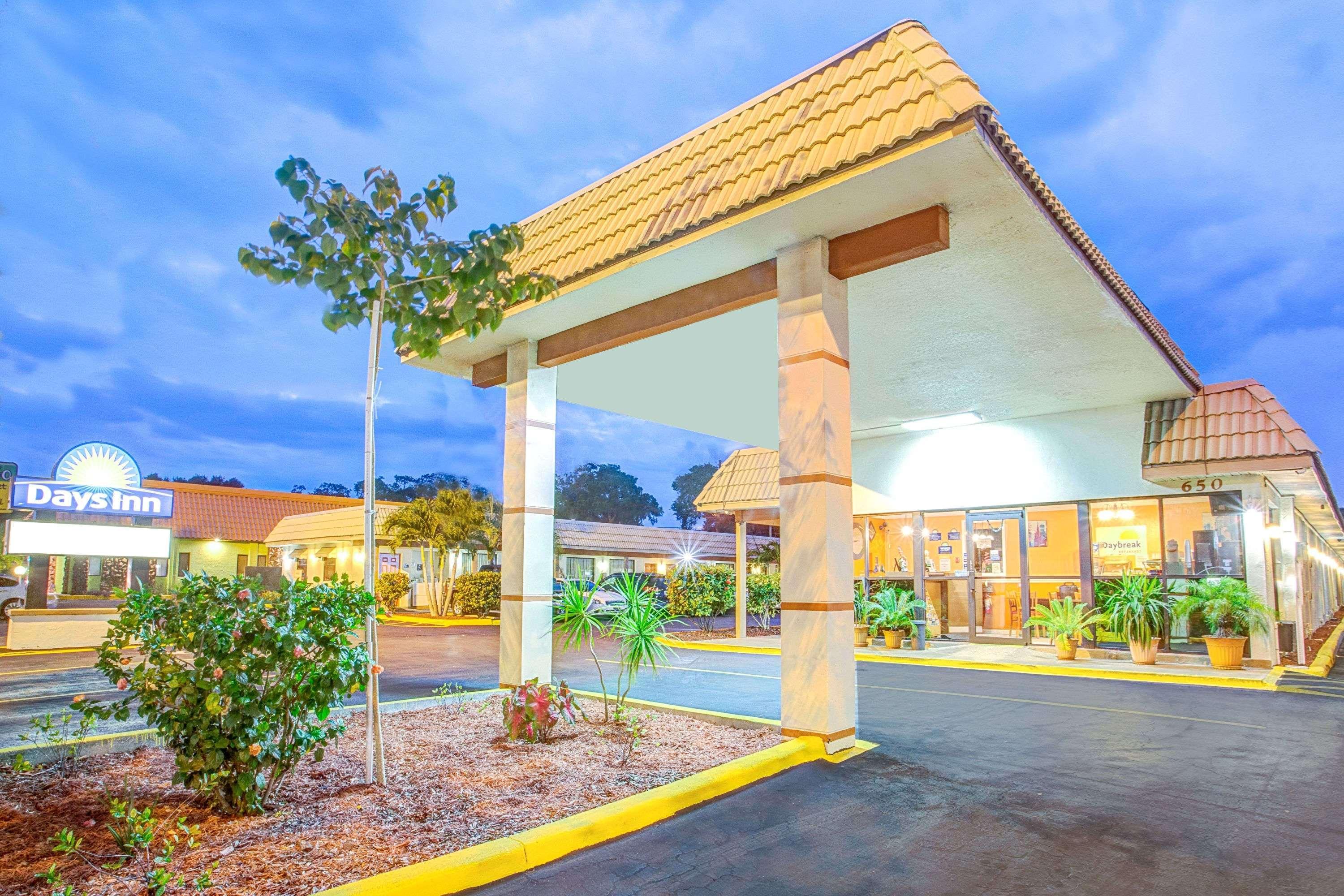 Days Inn By Wyndham St. Petersburg Central Екстер'єр фото