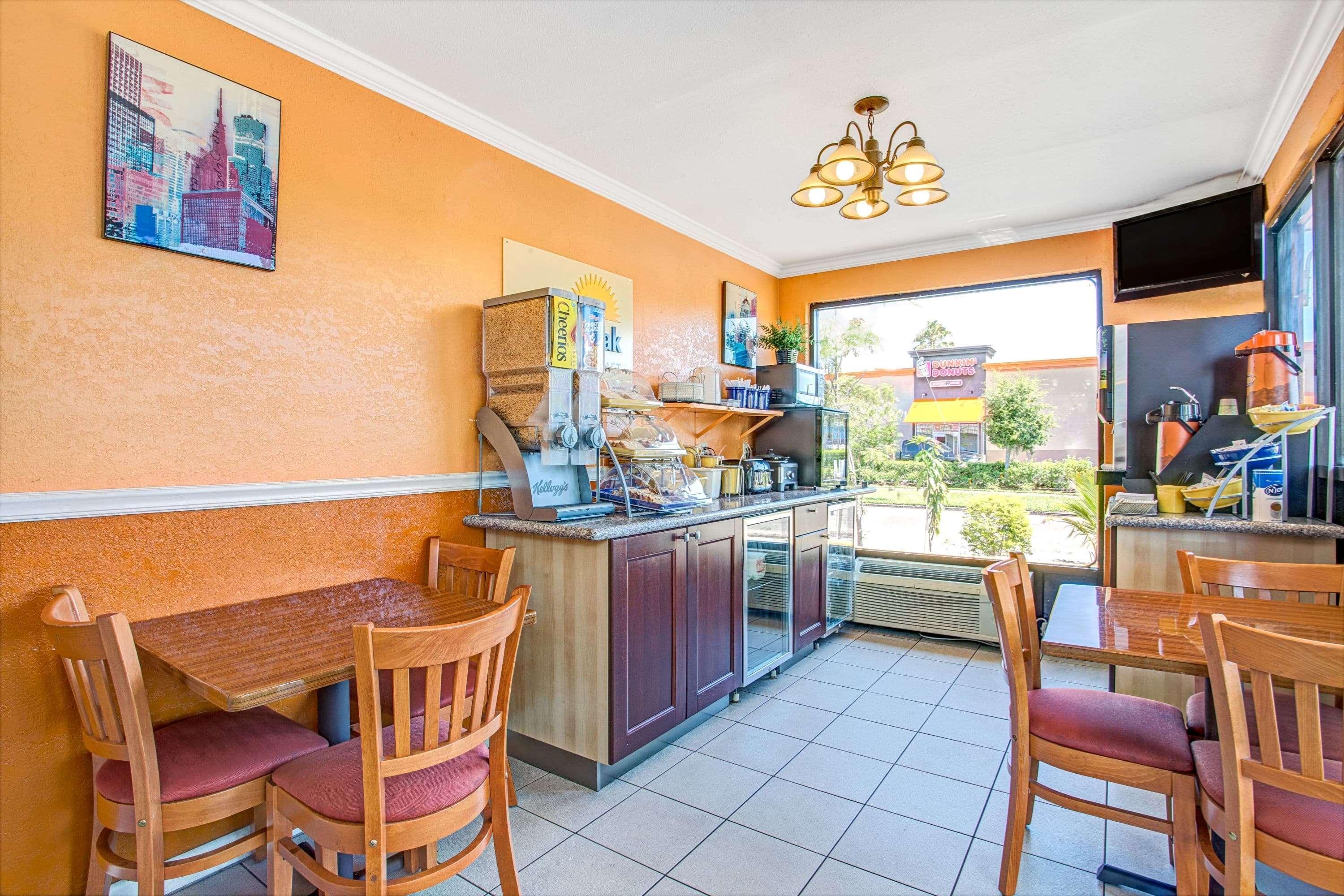 Days Inn By Wyndham St. Petersburg Central Екстер'єр фото