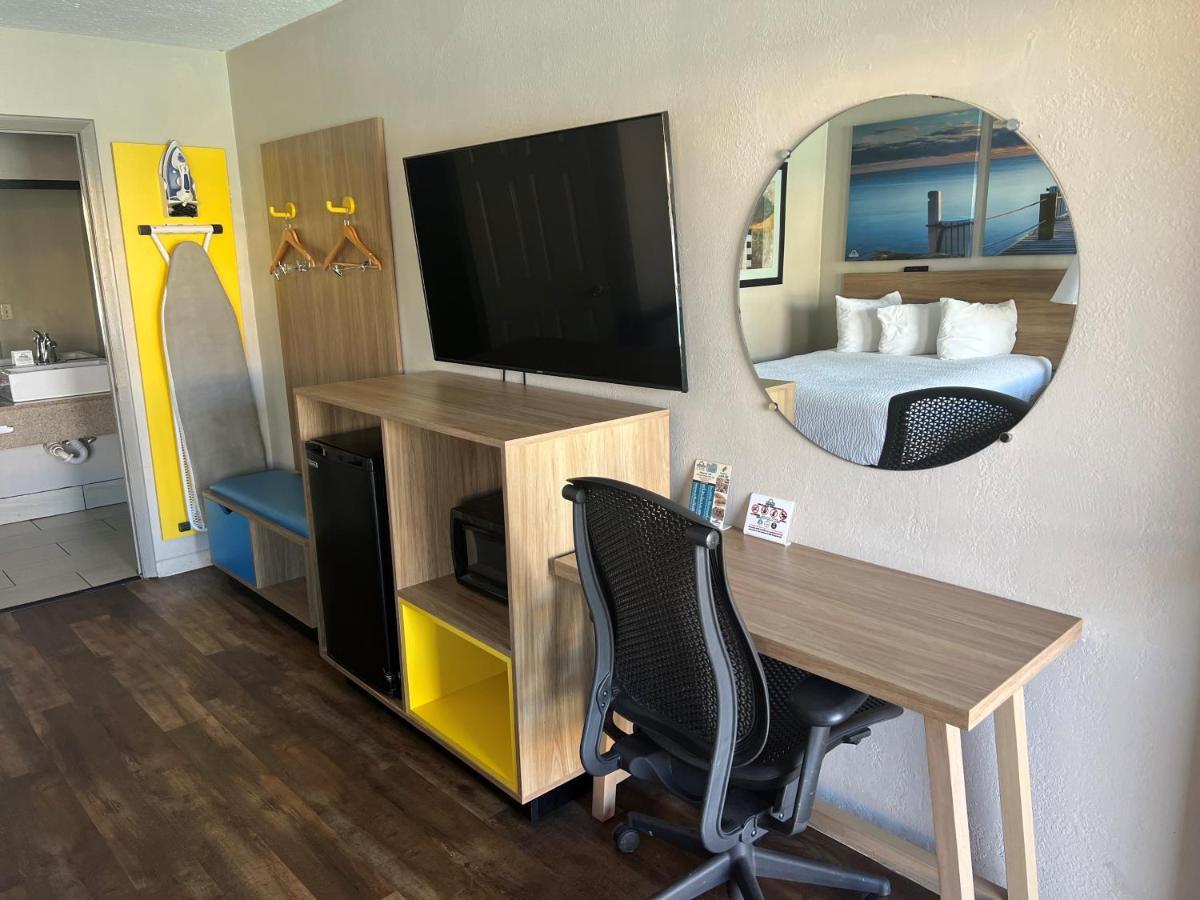 Days Inn By Wyndham St. Petersburg Central Екстер'єр фото