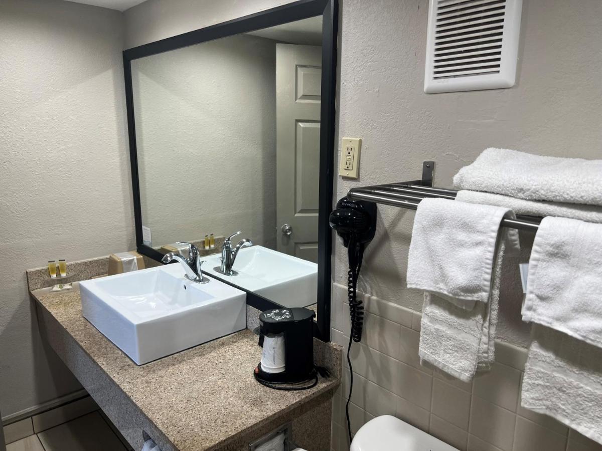 Days Inn By Wyndham St. Petersburg Central Екстер'єр фото