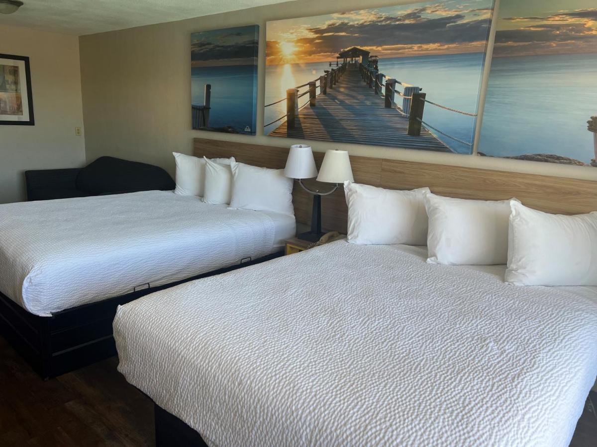 Days Inn By Wyndham St. Petersburg Central Екстер'єр фото