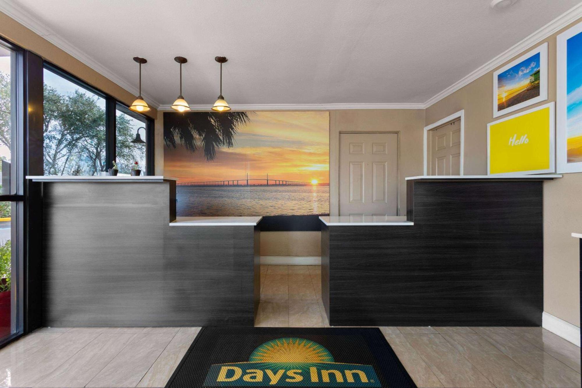 Days Inn By Wyndham St. Petersburg Central Екстер'єр фото