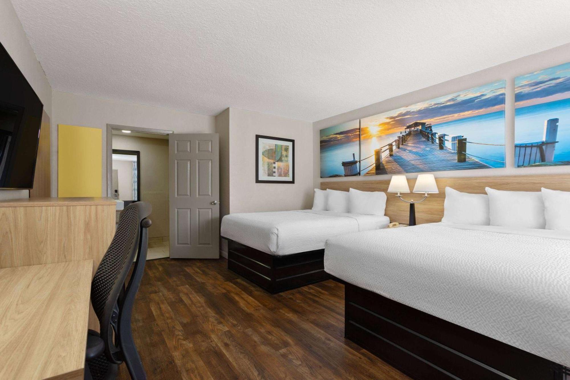 Days Inn By Wyndham St. Petersburg Central Екстер'єр фото