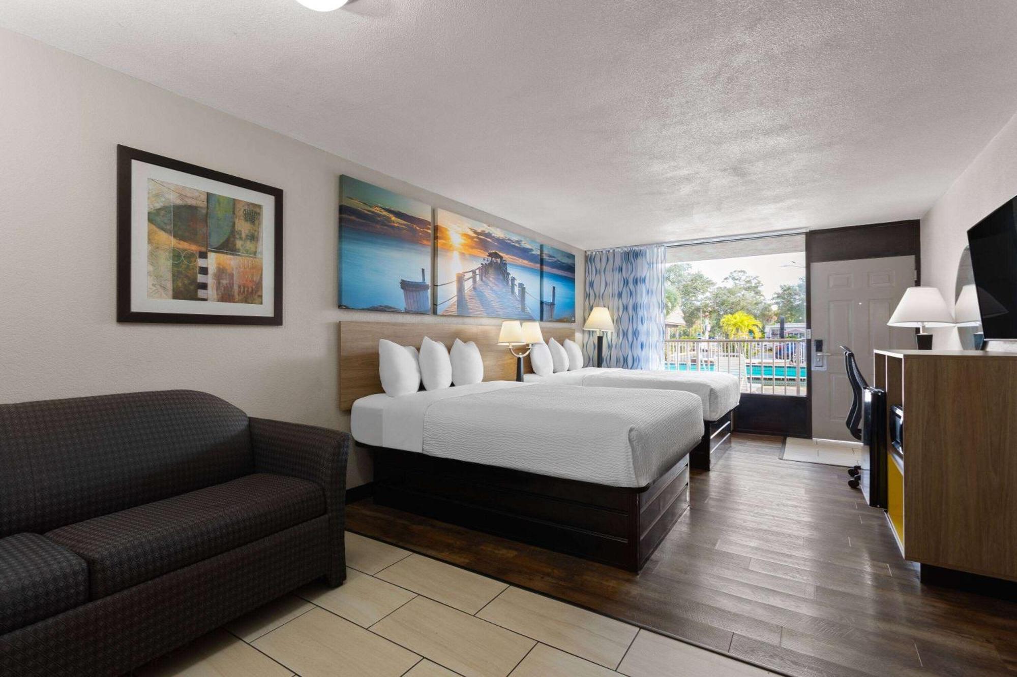 Days Inn By Wyndham St. Petersburg Central Екстер'єр фото