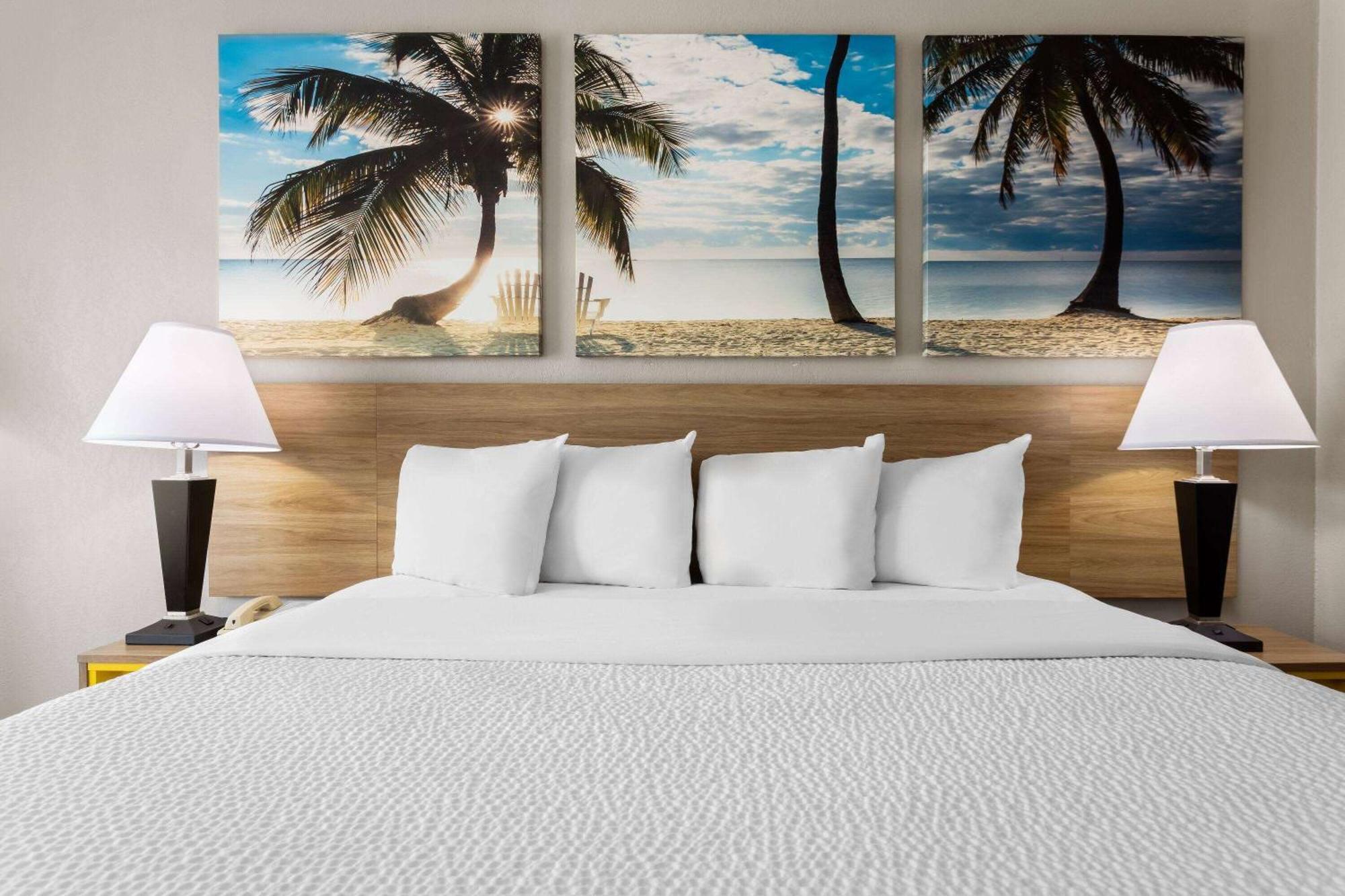 Days Inn By Wyndham St. Petersburg Central Екстер'єр фото