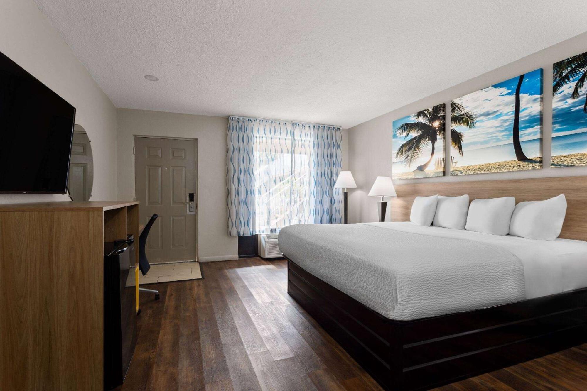 Days Inn By Wyndham St. Petersburg Central Екстер'єр фото