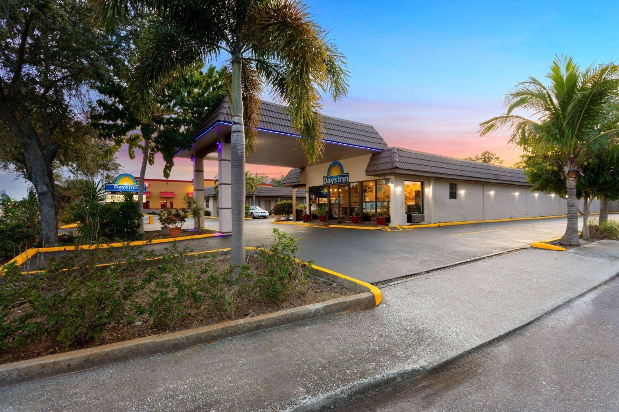 Days Inn By Wyndham St. Petersburg Central Екстер'єр фото