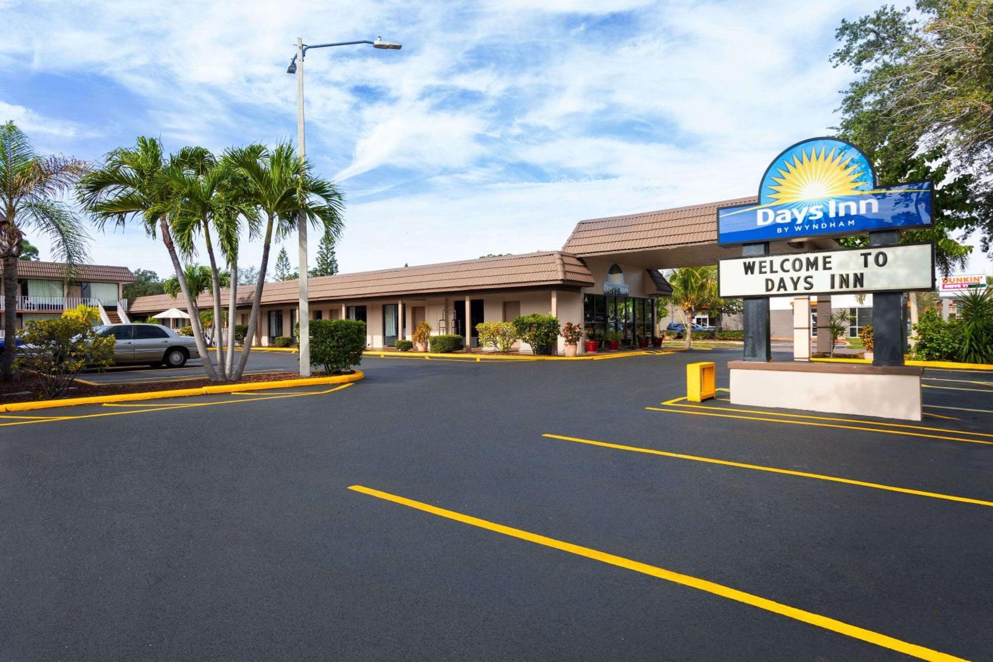 Days Inn By Wyndham St. Petersburg Central Екстер'єр фото