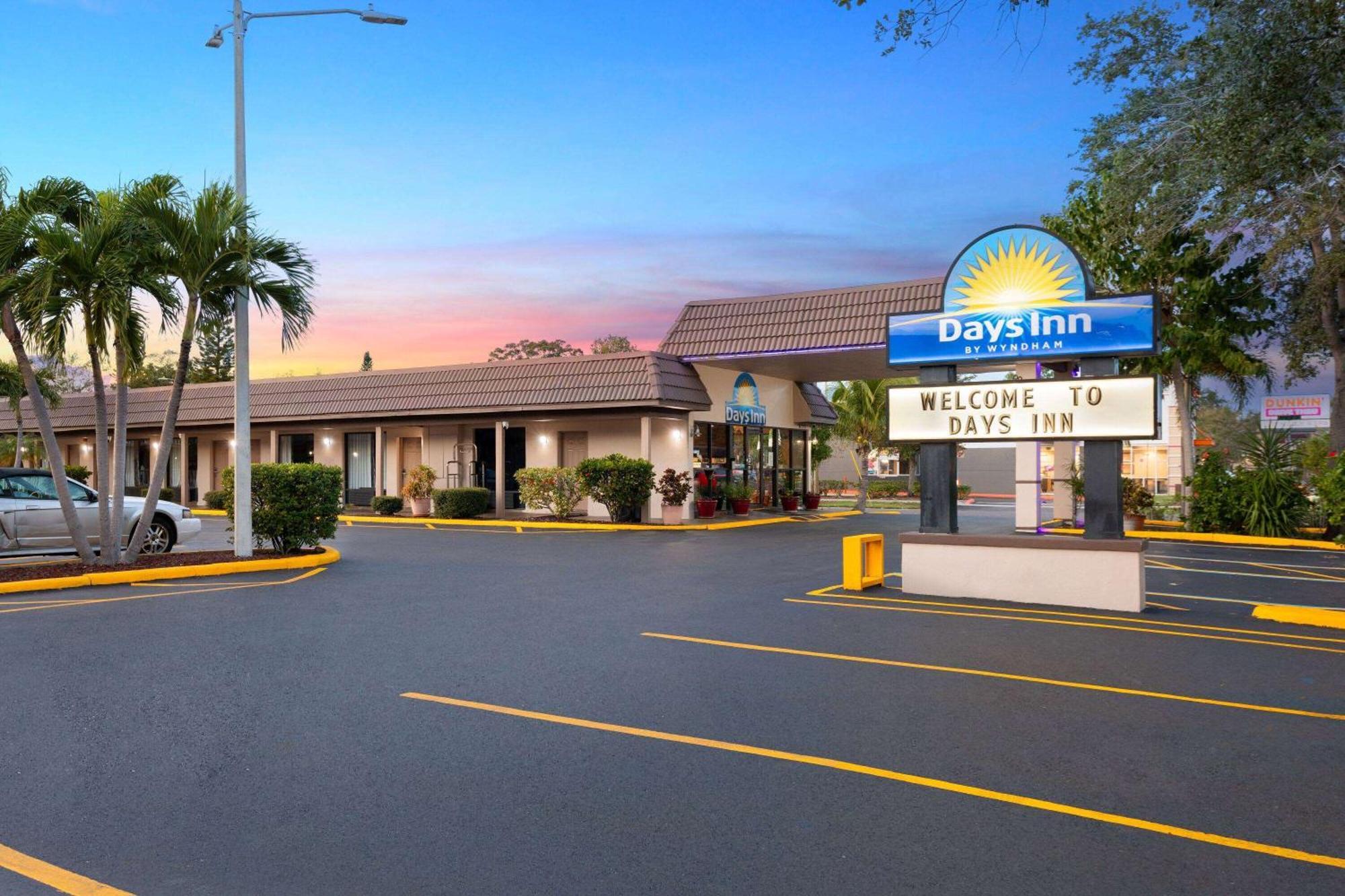 Days Inn By Wyndham St. Petersburg Central Екстер'єр фото